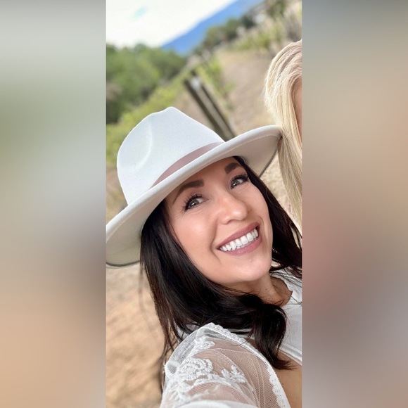 White fedora hat with taupe strap sz L - Picture 6 of 8